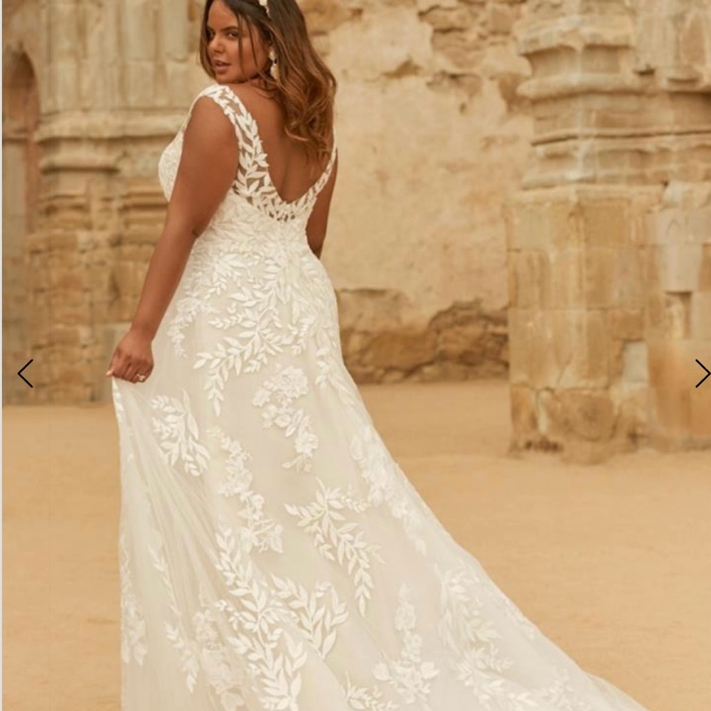 Elegant White Lace Wedding Dress - Picture 4 of 4